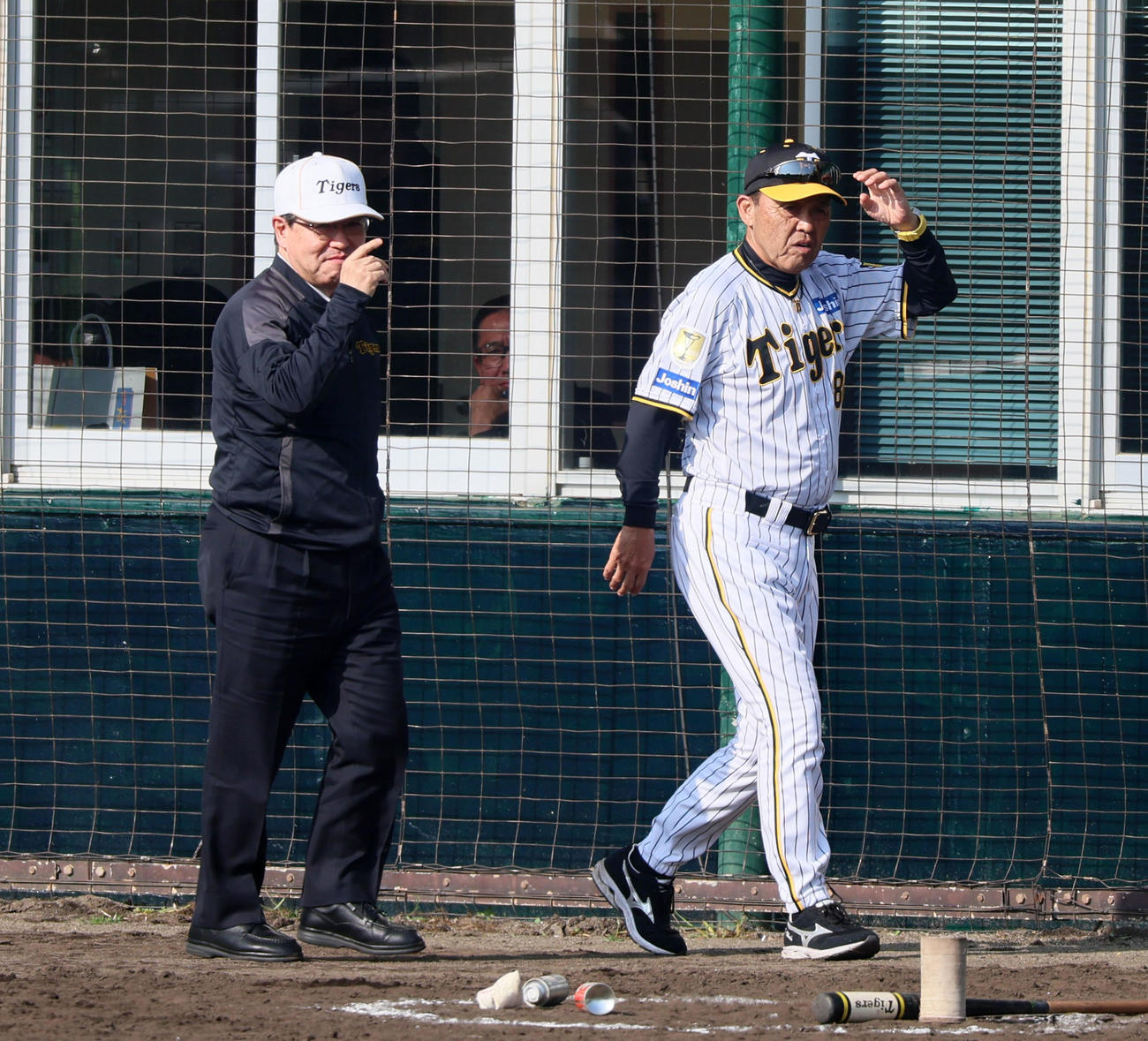 2月11日、紅白戦を終え岡田監督とベンチに引き揚げる杉山オーナー（左）