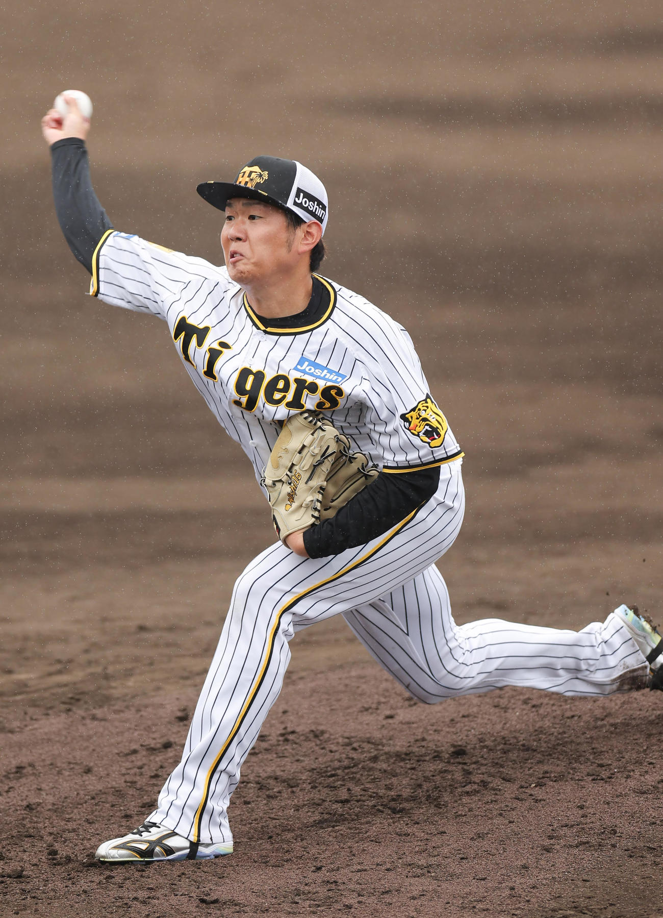 阪神春季キャンプ　ランチ特打で打撃投手を務める阪神西勇（撮影・前田充）