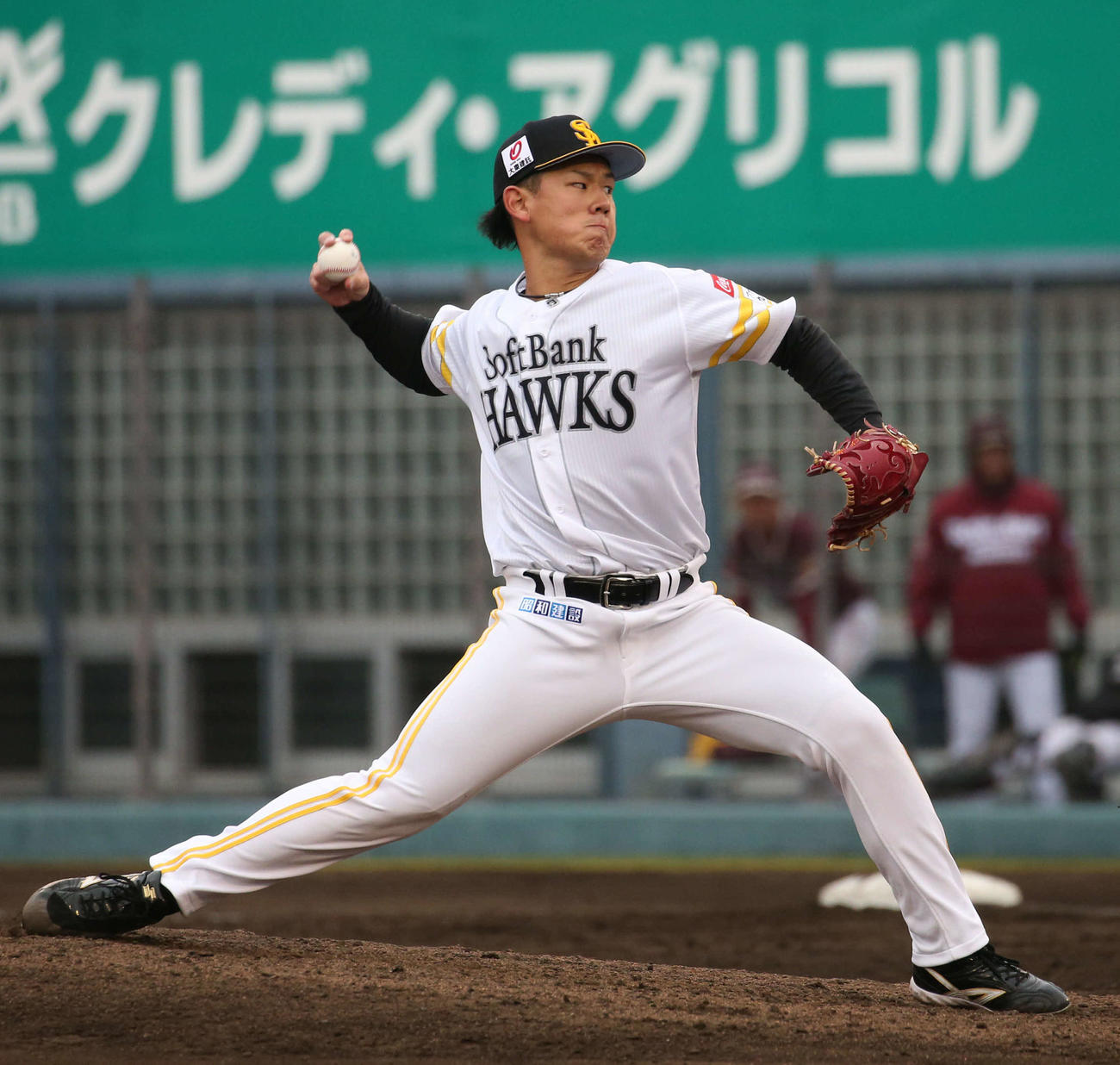 24日、楽天モンキーズ戦の9回に登板したソフトバンク岩井