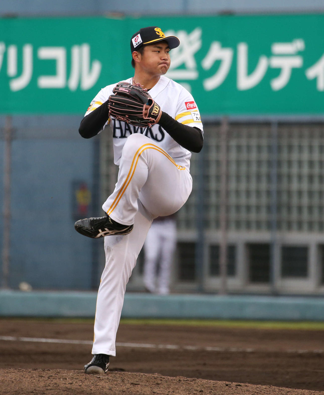 24日、楽天モンキーズ戦の7回に登板したソフトバンク村田