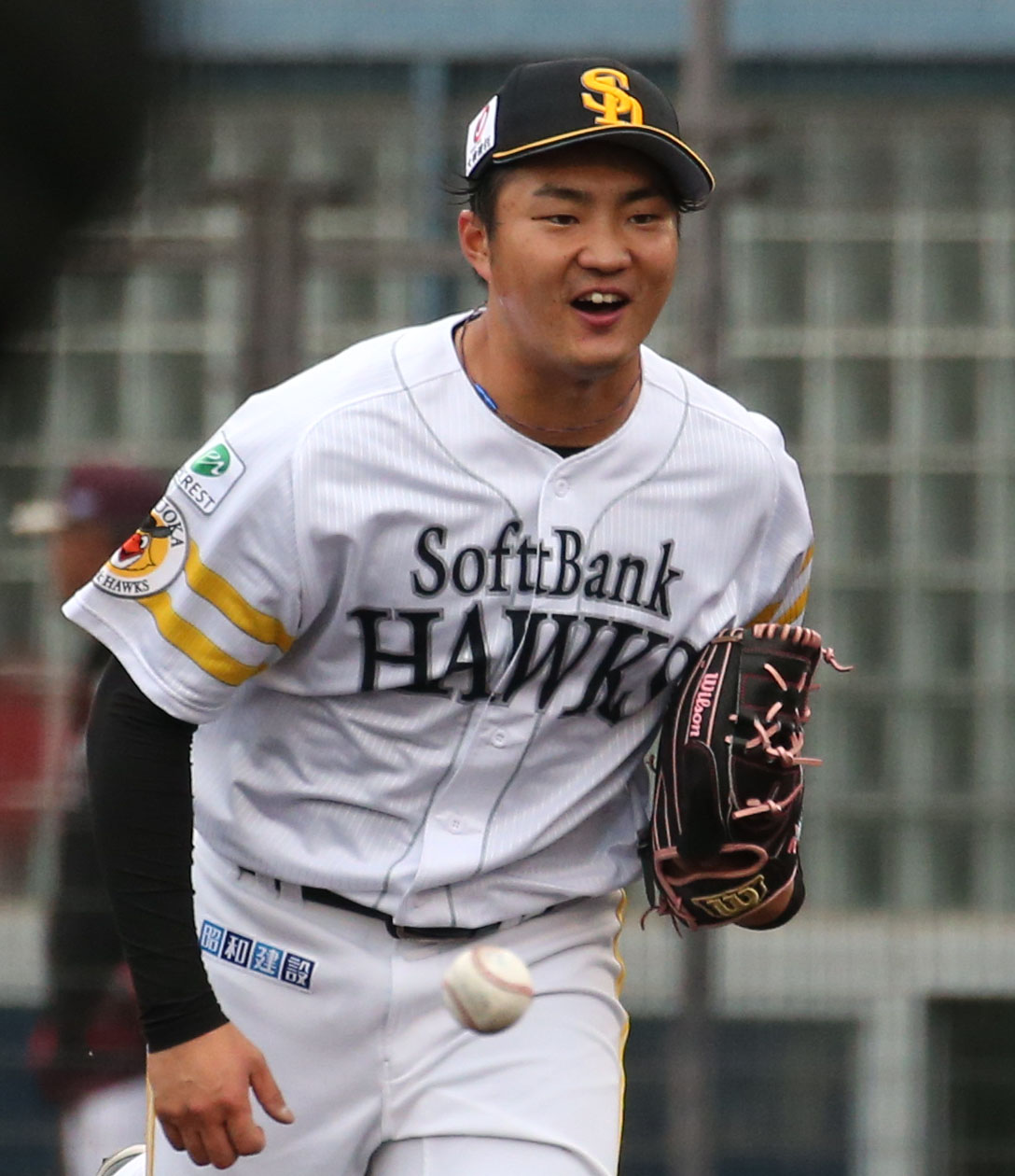 24日、楽天モンキーズ戦の7回に登板し笑顔で引き揚げるソフトバンク村田（撮影・冨田成美）