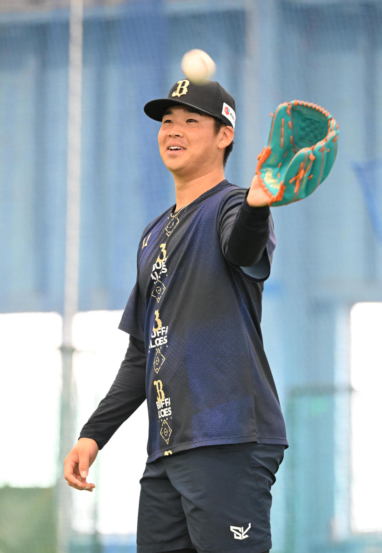笑顔でキャッチボールするオリックス山下舜平大（2024年2月19日撮影）