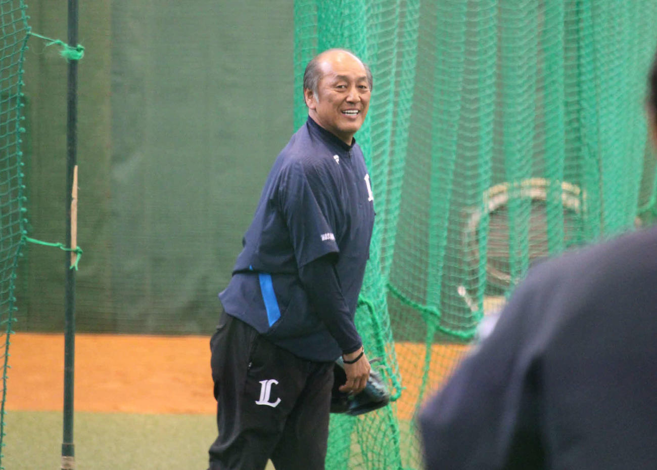 約18・44メートルでキャッチボールを行う西武渡辺GM（撮影・金子真仁）