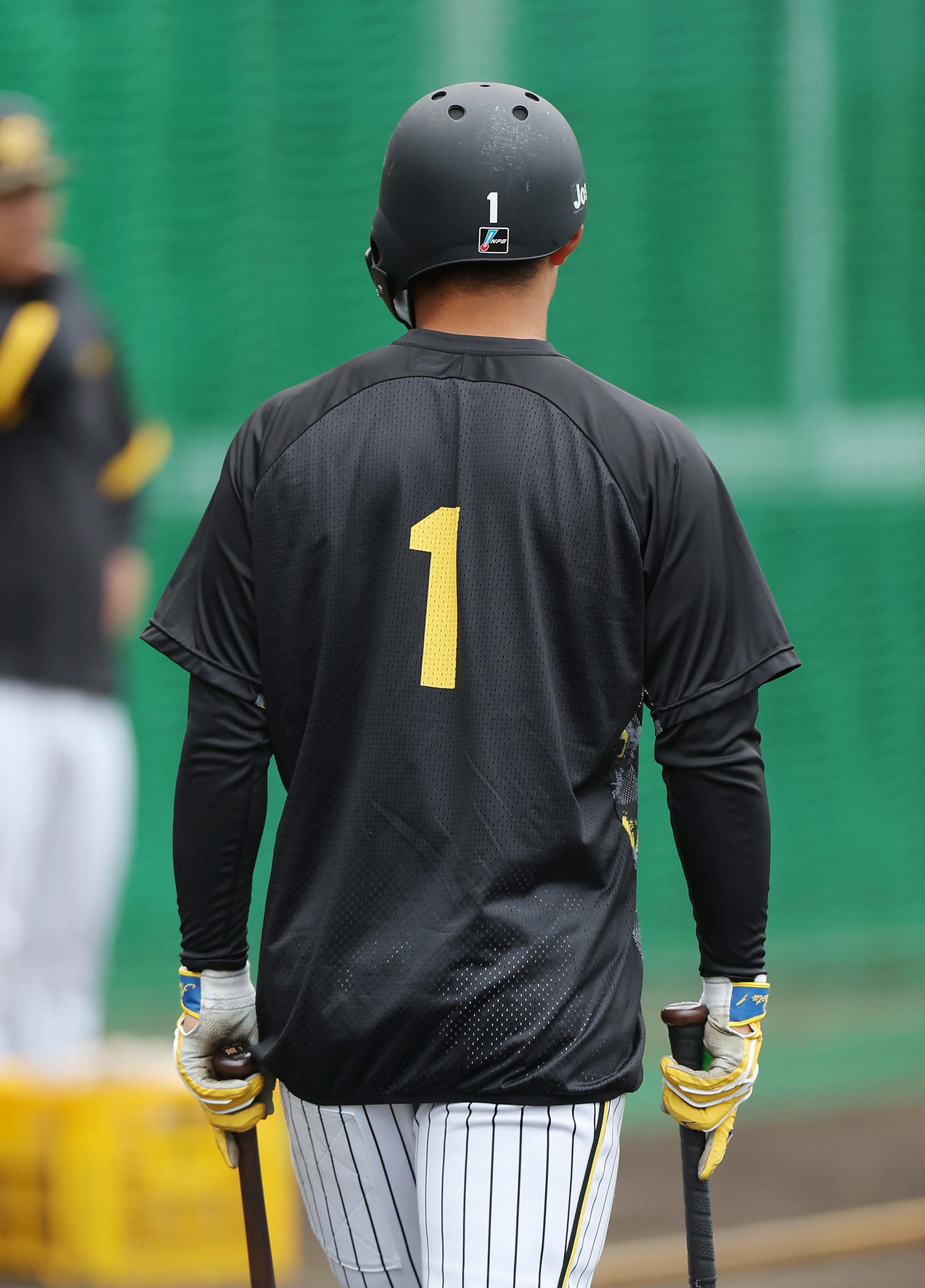 従来型のバット2本で打撃練習を行う阪神森下（撮影・前田充）