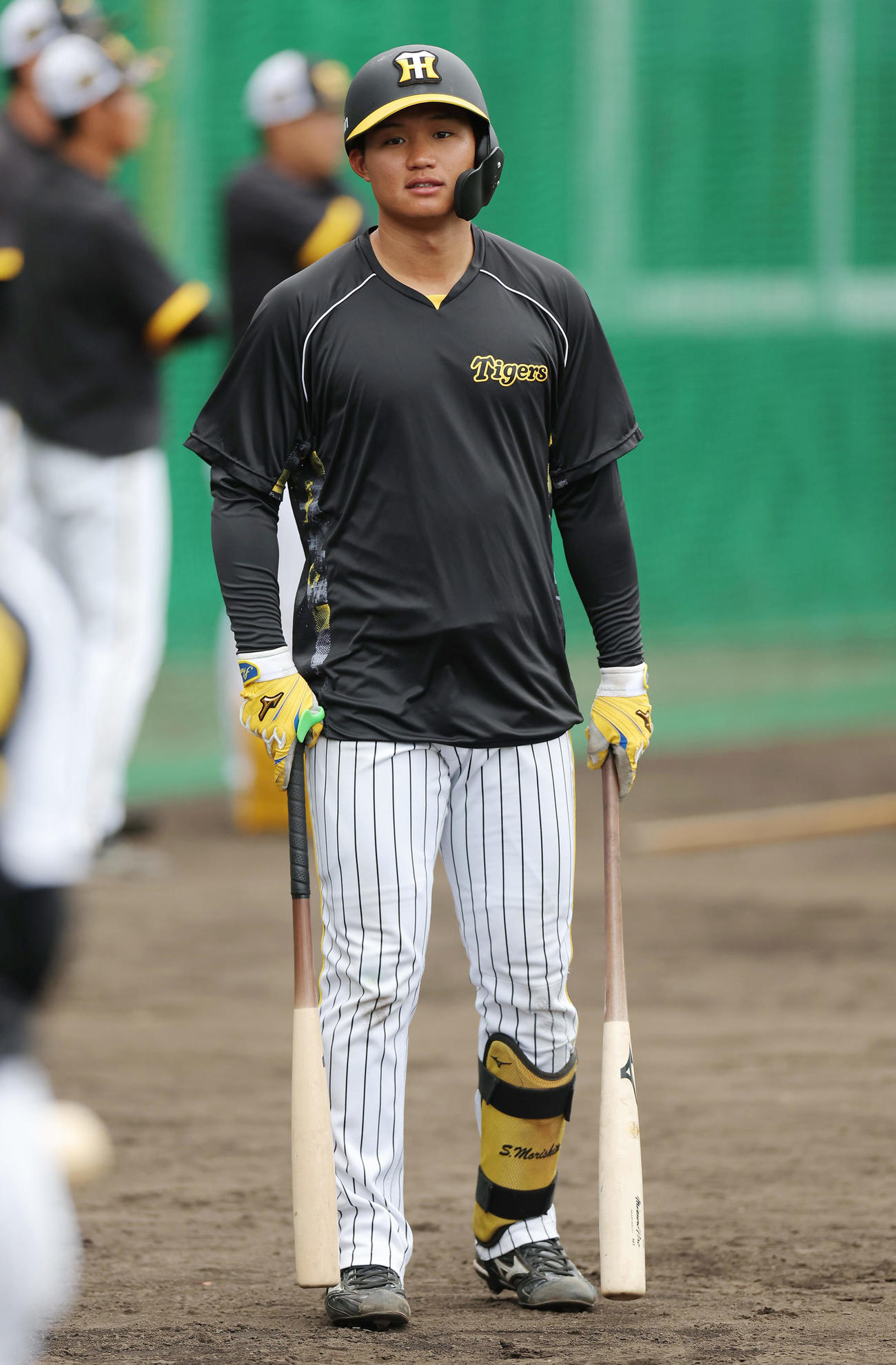 打撃練習に向かう阪神森下（撮影・前田充）