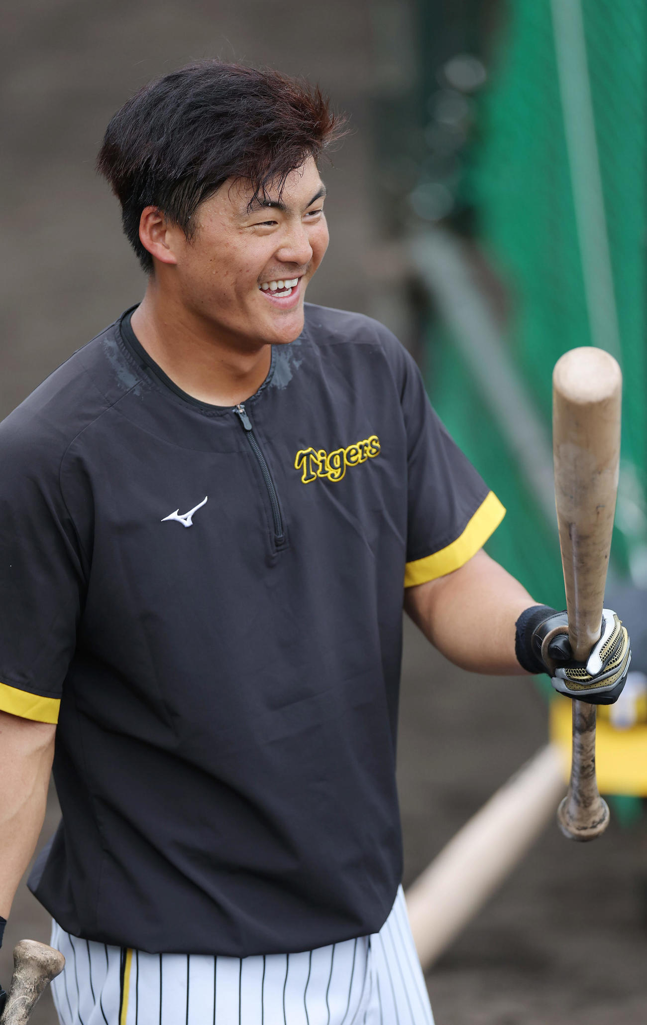 打撃練習の合間に笑顔を見せる阪神前川（撮影・前田充）