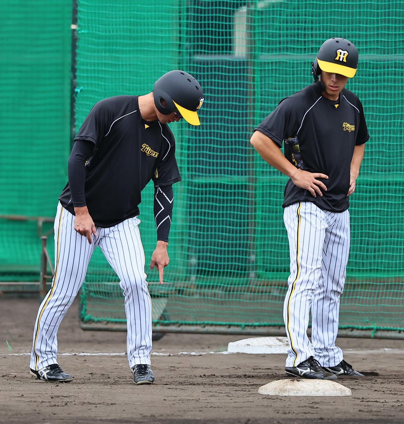 福島（右）にアドバイスする近本（撮影・上田博志）