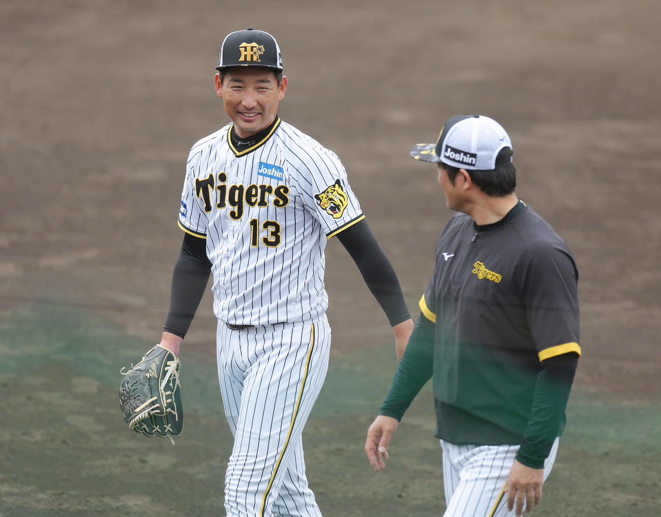 打撃投手での登板を終え笑顔を見せる阪神岩崎。右は安藤投手コーチ（撮影・前田充）