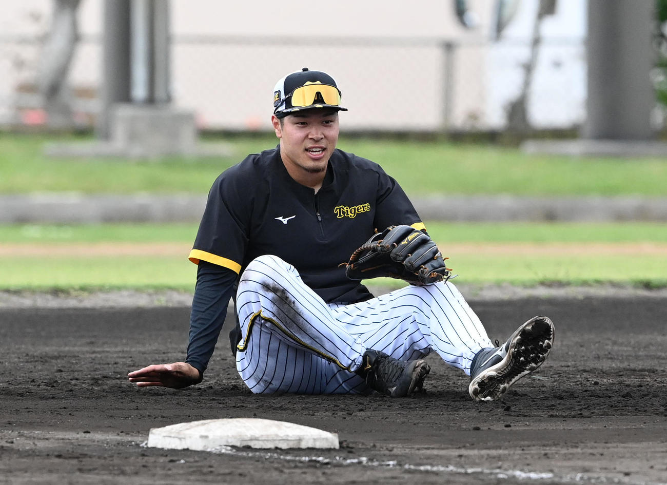 特守を行った阪神佐藤輝（撮影・前岡正明）