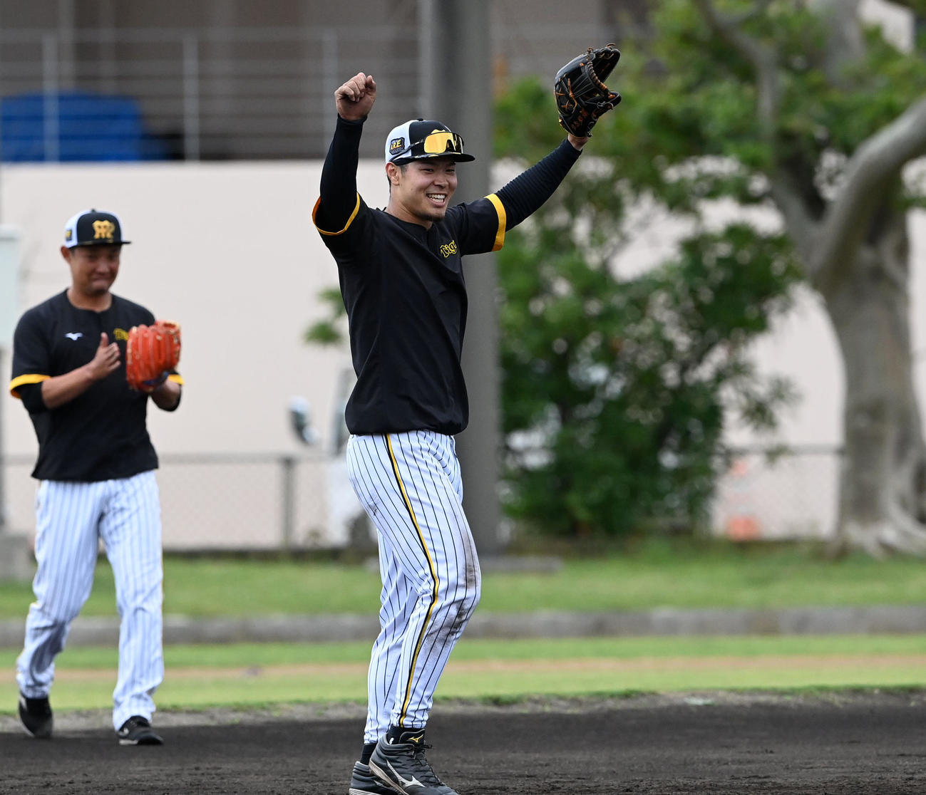 特守を終えファンの拍手に応える阪神佐藤輝（撮影・前岡正明）
