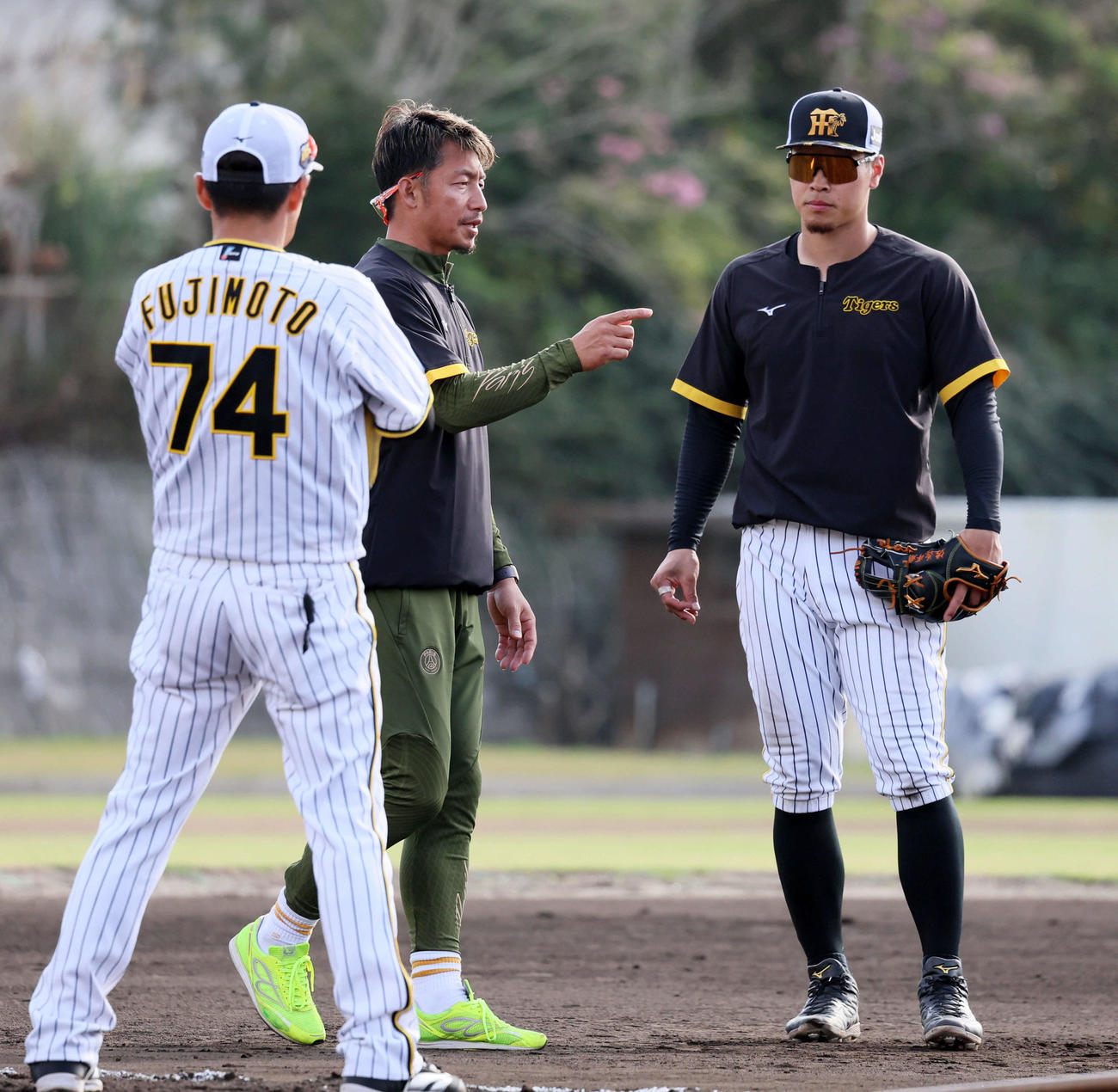 6日。鳥谷臨時コーチ（中央）の指導を受けた佐藤輝
