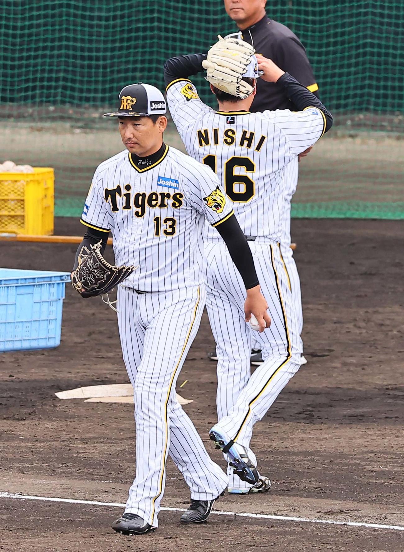 BPを務める岩崎（左）と西勇（撮影・上田博志）