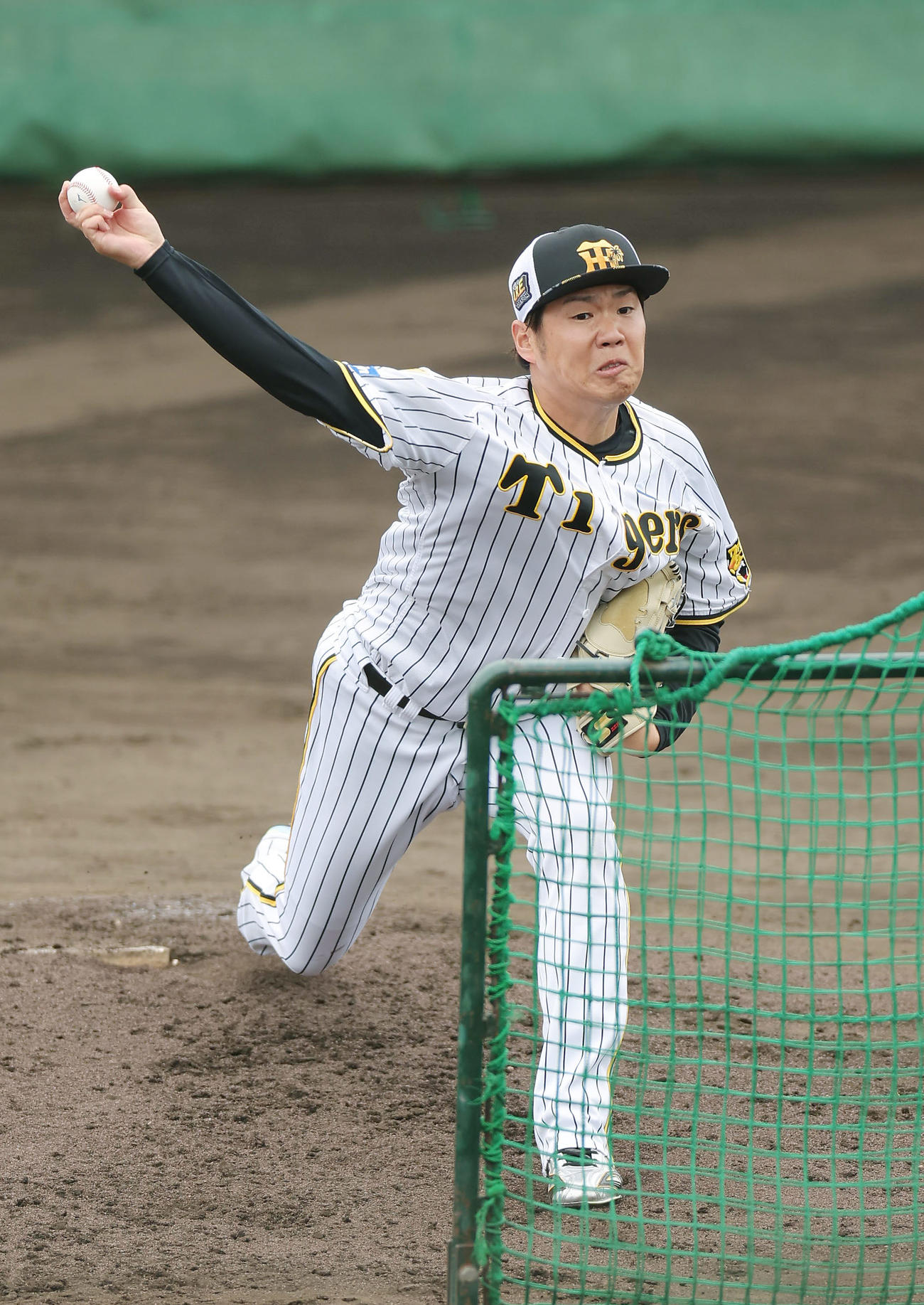 ランチ特打で打撃投手を務める阪神西勇（撮影・前田充）