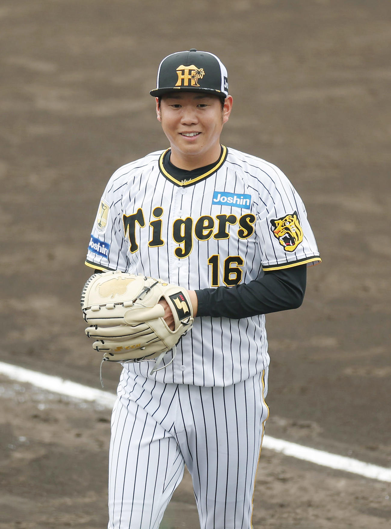 打撃投手での登板を終え笑顔を見せる阪神西勇（撮影・前田充）