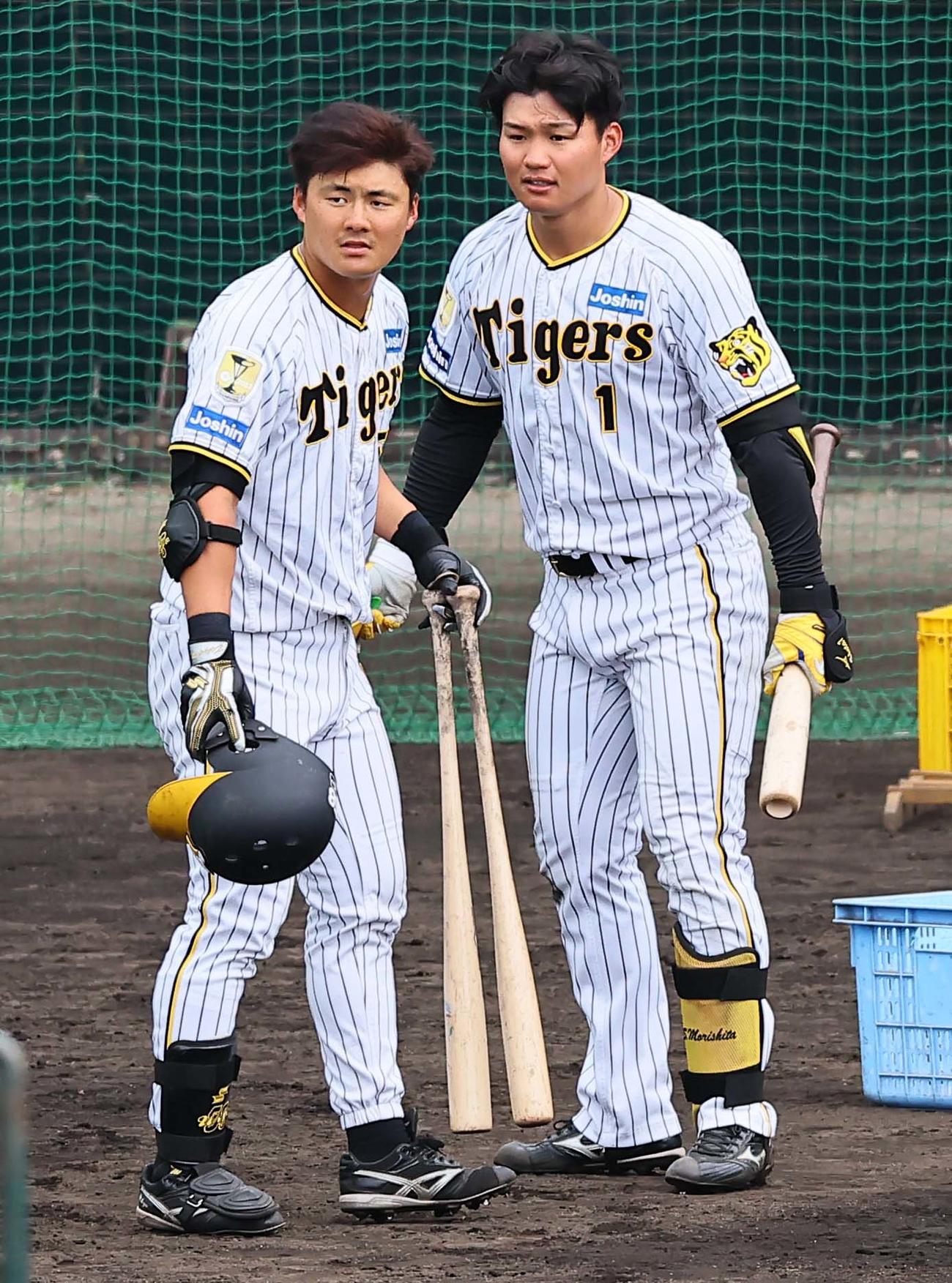西勇から柵越え弾を放った前川（左）と岩崎から2発の柵越え弾を放った森下（撮影・上田博志）