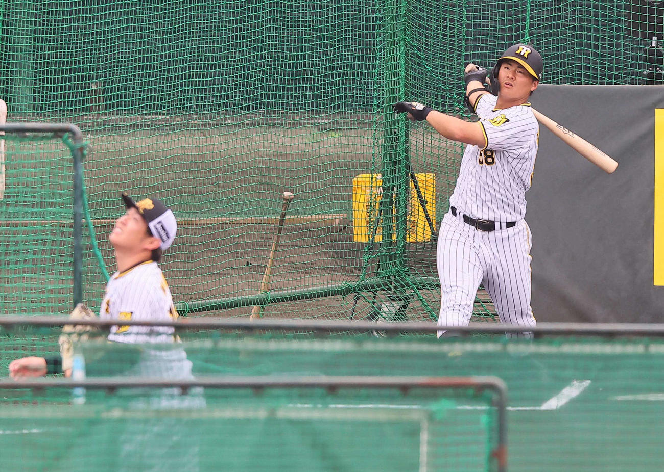 BPを務める西勇輝から柵越え打を放つ前川右京（撮影・上田博志）