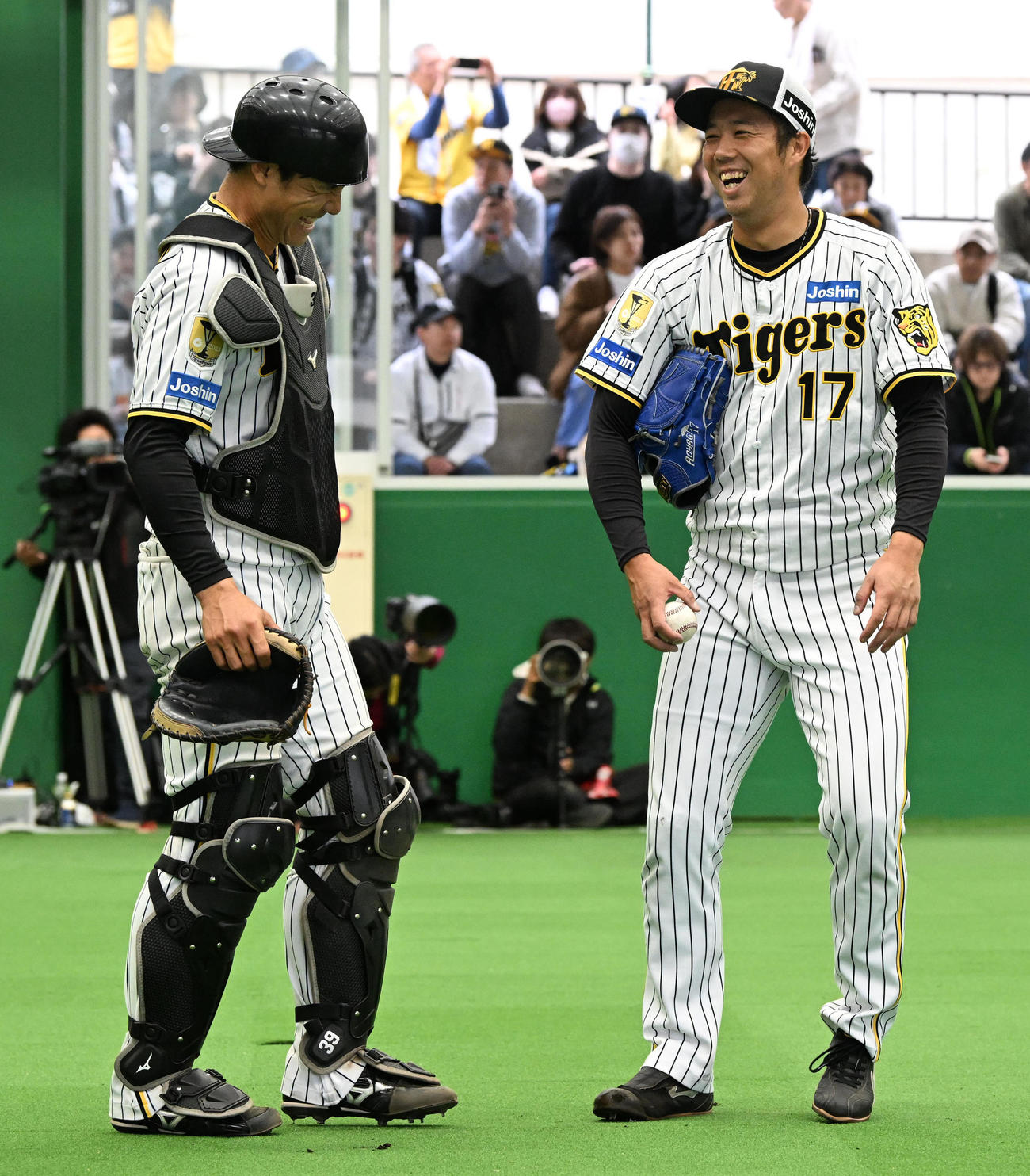 ブルペン投球を終えた青柳（右）は、栄枝と笑顔で話し合う（撮影・前岡正明）