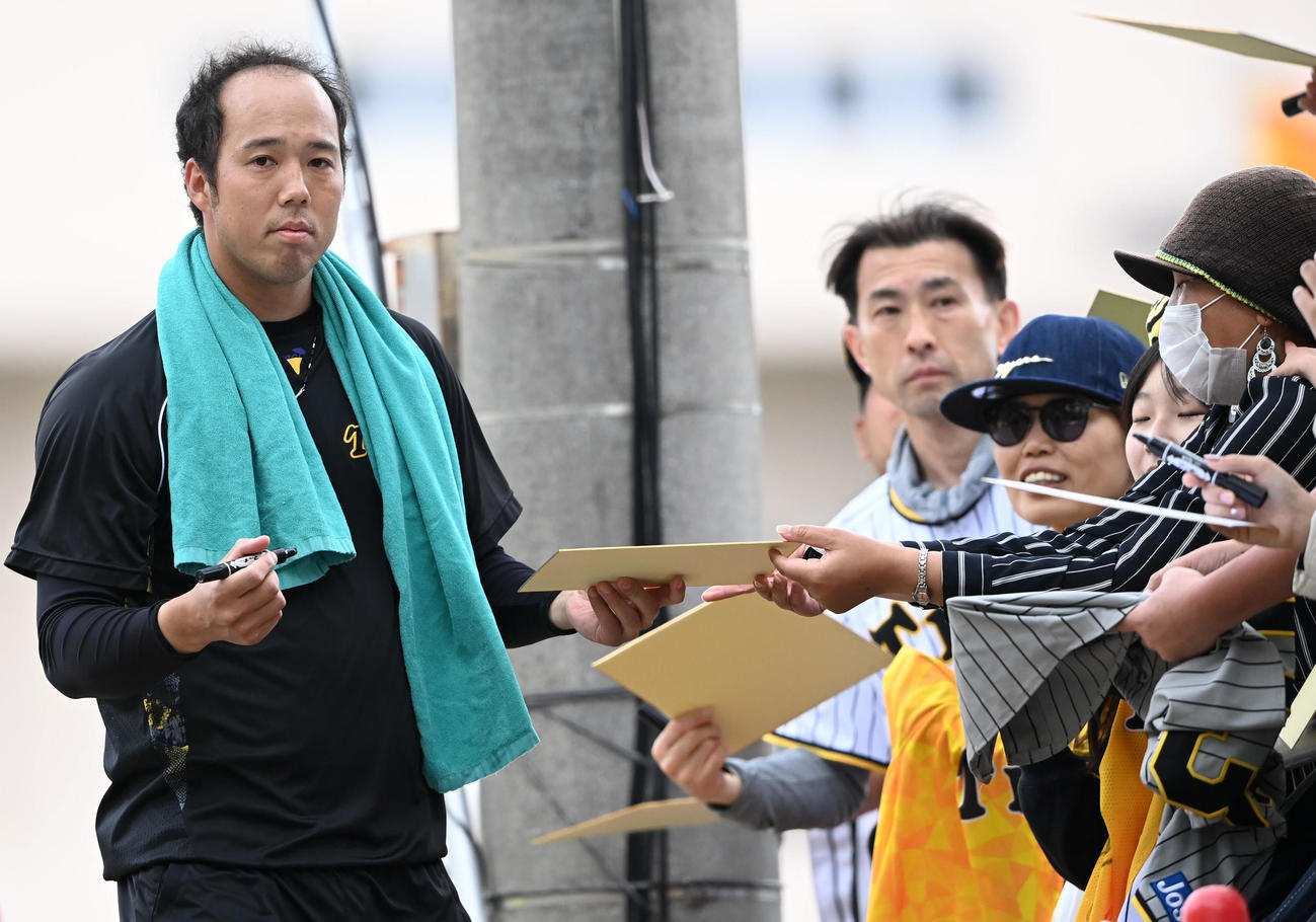 ファンにサインをする阪神青柳（撮影・前岡正明）