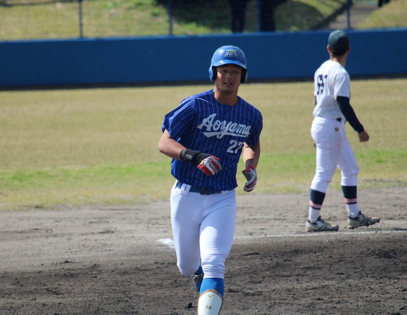 慶大戦で本塁打を放った青学大・大手（撮影・金子真仁）