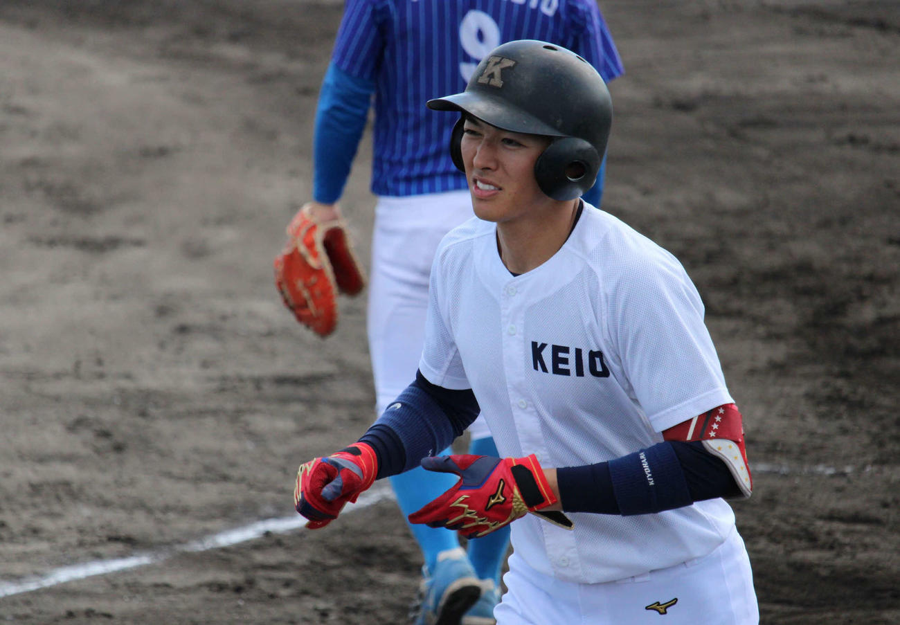 強い当たりが左飛に終わり悔しがる慶大・清原（撮影・金子真仁）