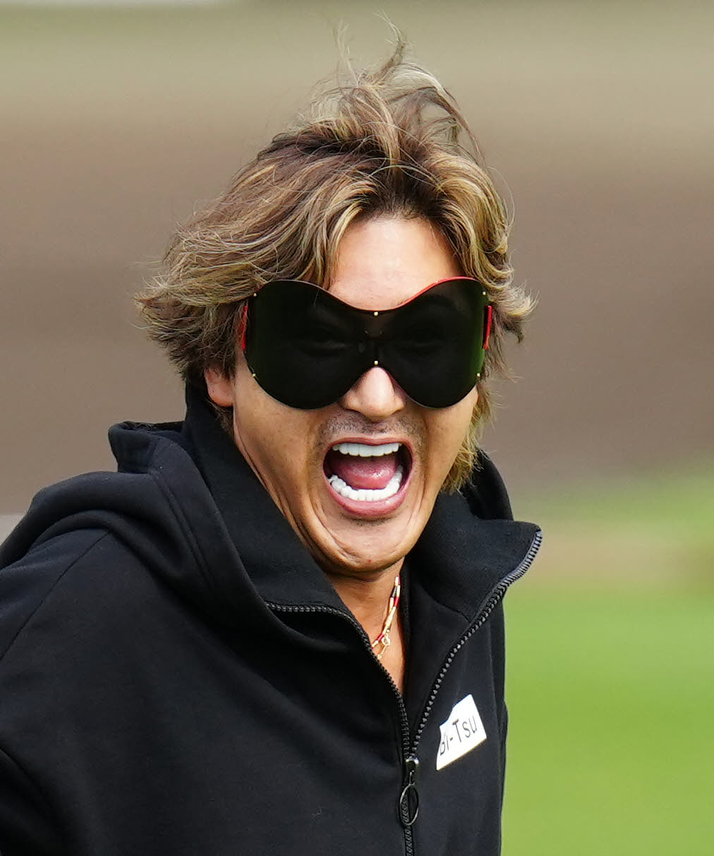 巨人対日本ハム　試合前練習中、笑顔を見せる日本ハム新庄監督（撮影・江口和貴）