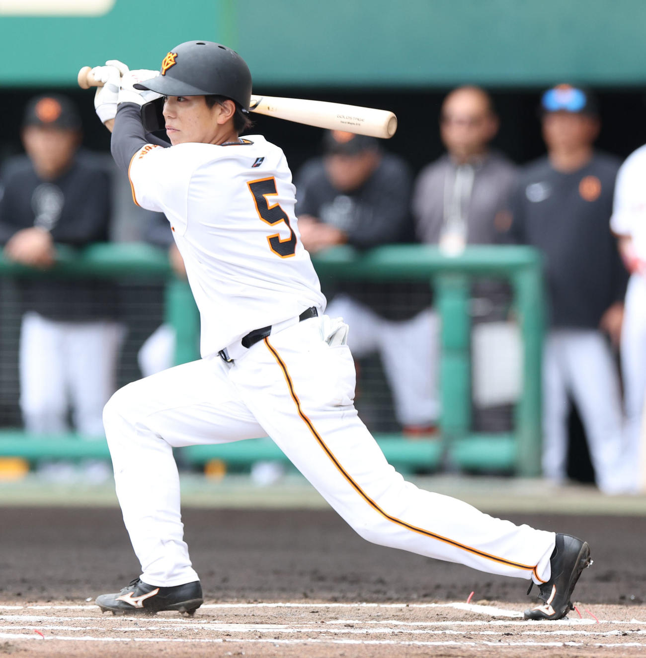 巨人対日本ハム　1回裏巨人1死一塁、門脇は中前打を放つ（撮影・佐藤翔太）