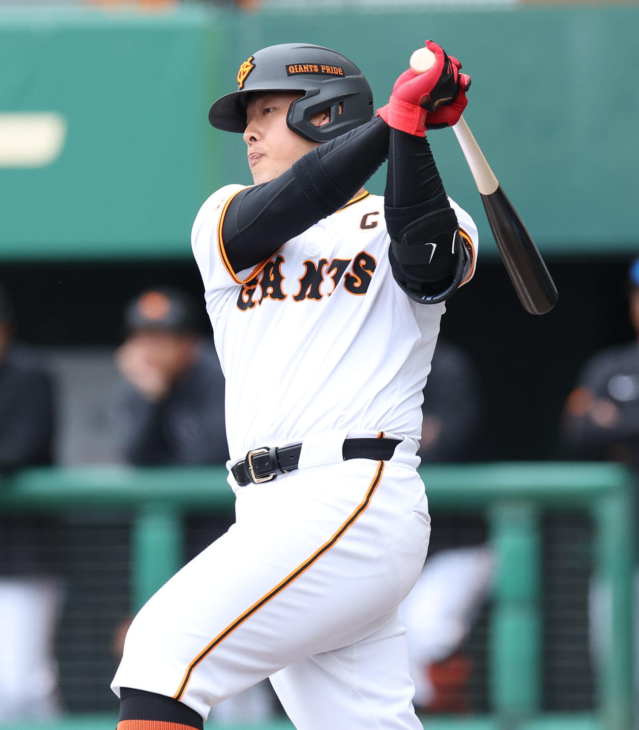 巨人対日本ハム　1回裏巨人1死一、二塁、岡本和は左前適時打を放つ（撮影・佐藤翔太）