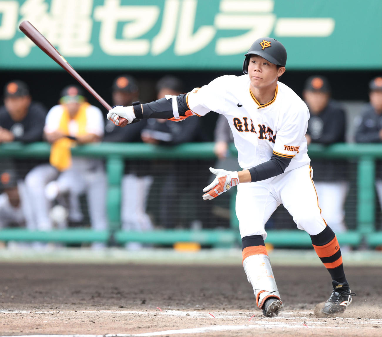 巨人対日本ハム　4回裏巨人2死一塁、佐々木は適時二塁打を放つ（撮影・佐藤翔太）