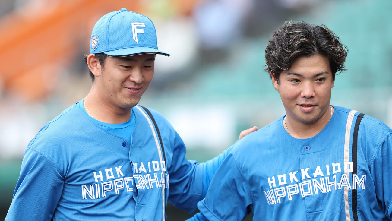 巨人対日本ハム　4回裏巨人2死一、二塁、泉口を中飛に仕留めた北浦（左）を出迎える金村（撮影・佐藤翔太）