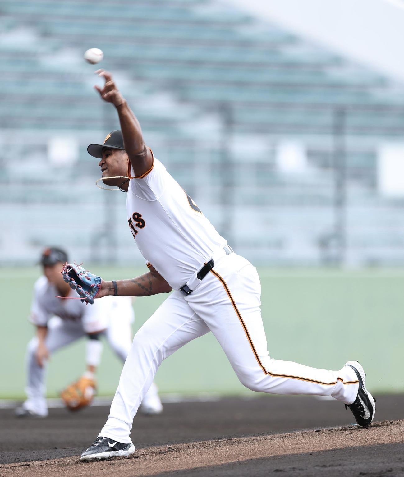 巨人対日本ハム　先発登板する巨人メンデス（撮影・河田真司）