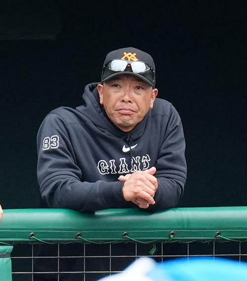 巨人対日本ハム 4回裏開始をベンチで待つ巨人阿部監督(撮影・江口和貴)