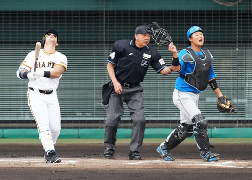 巨人対日本ハム 1回裏巨人2死一、三塁、三邪飛に倒れるオドーア。捕手進藤(撮影・江口和貴)
