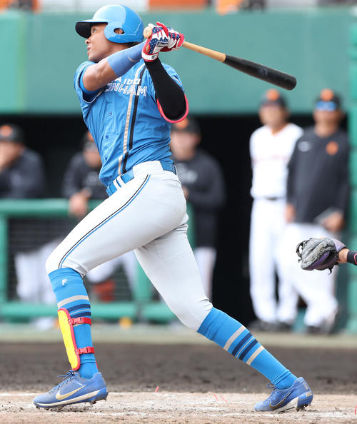 巨人対日本ハム 5回表日本ハム無死一塁、水谷はフェンス直撃の二塁打を放つ(撮影・佐藤翔太)