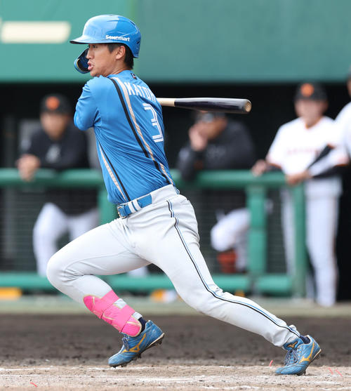 巨人対日本ハム 5回表日本ハム無死二、三塁、加藤豪は中前適時打を放つ(撮影・佐藤翔太)