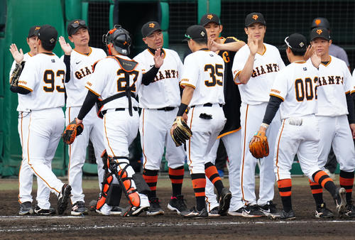 巨人対日本ハム 日本ハムに勝利し巨人の選手たちを出迎える阿部監督(左から5人目)(撮影・江口和貴)