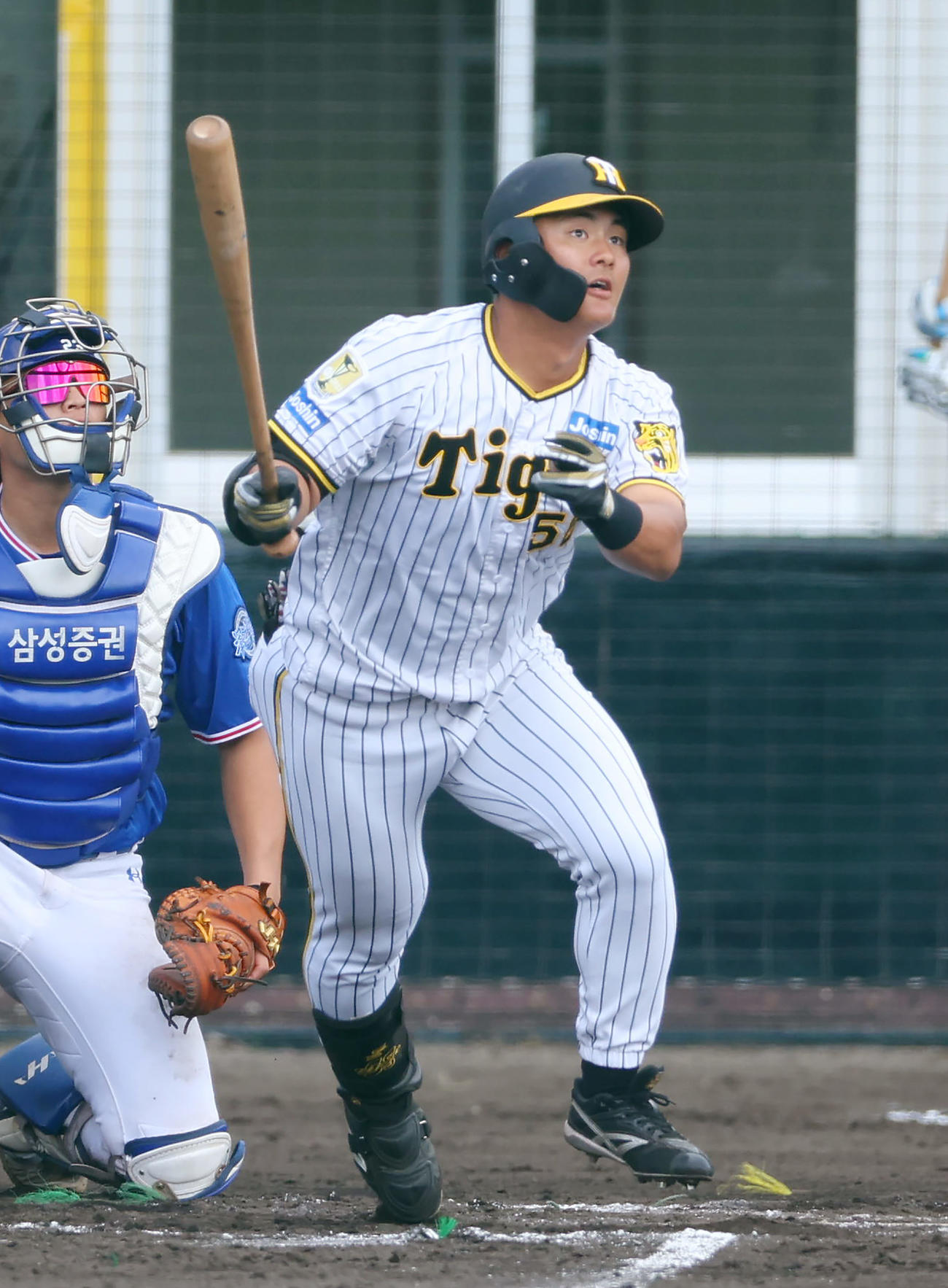 阪神対サムスン　右越え2点本塁打を放つ前川（24年2月20日撮影）