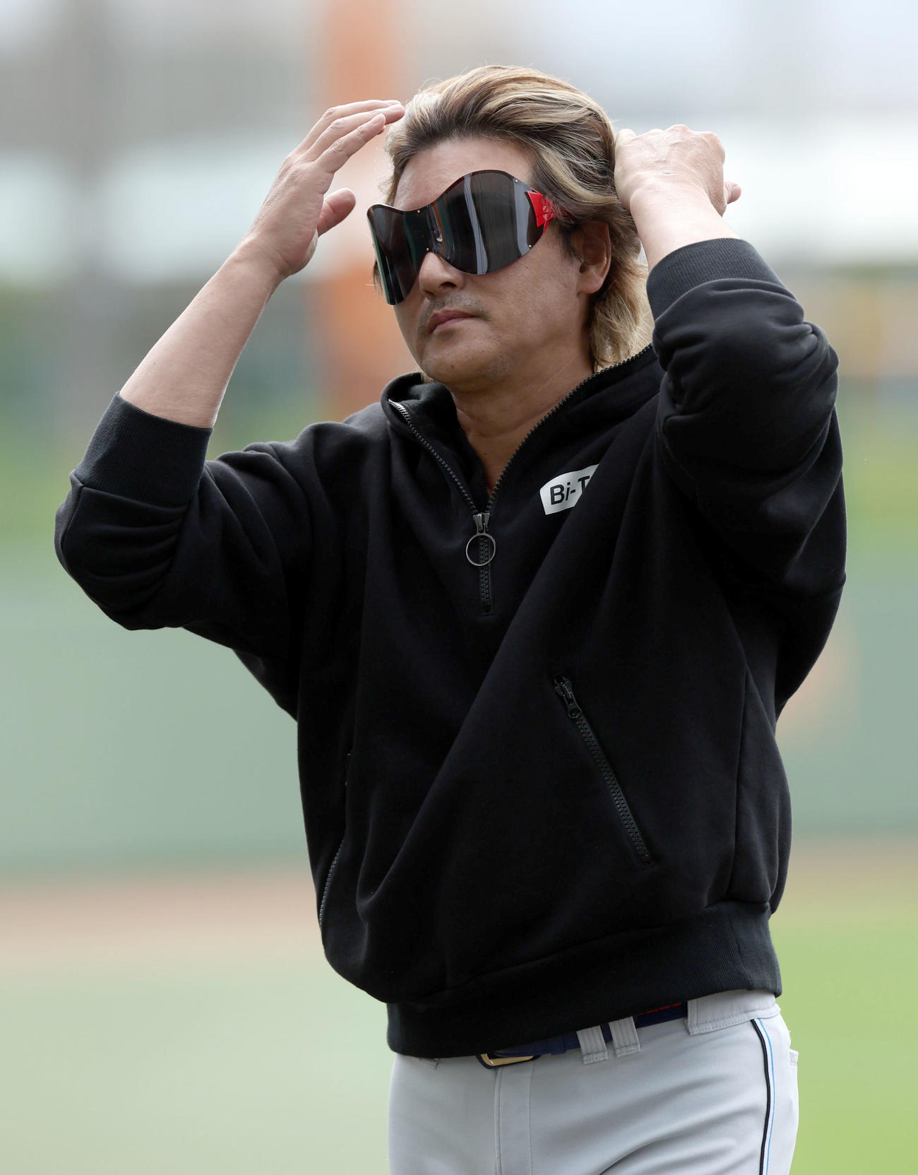 巨人対日本ハム　髪をかき上げる日本ハム新庄監督（撮影・佐藤翔太）