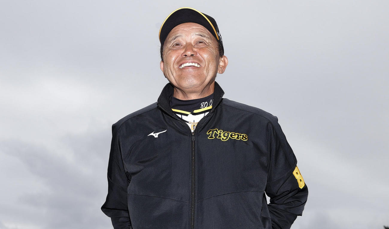 阪神春季キャンプ　笑顔を見せながら春季キャンプを総括する阪神岡田監督（撮影・前田充）