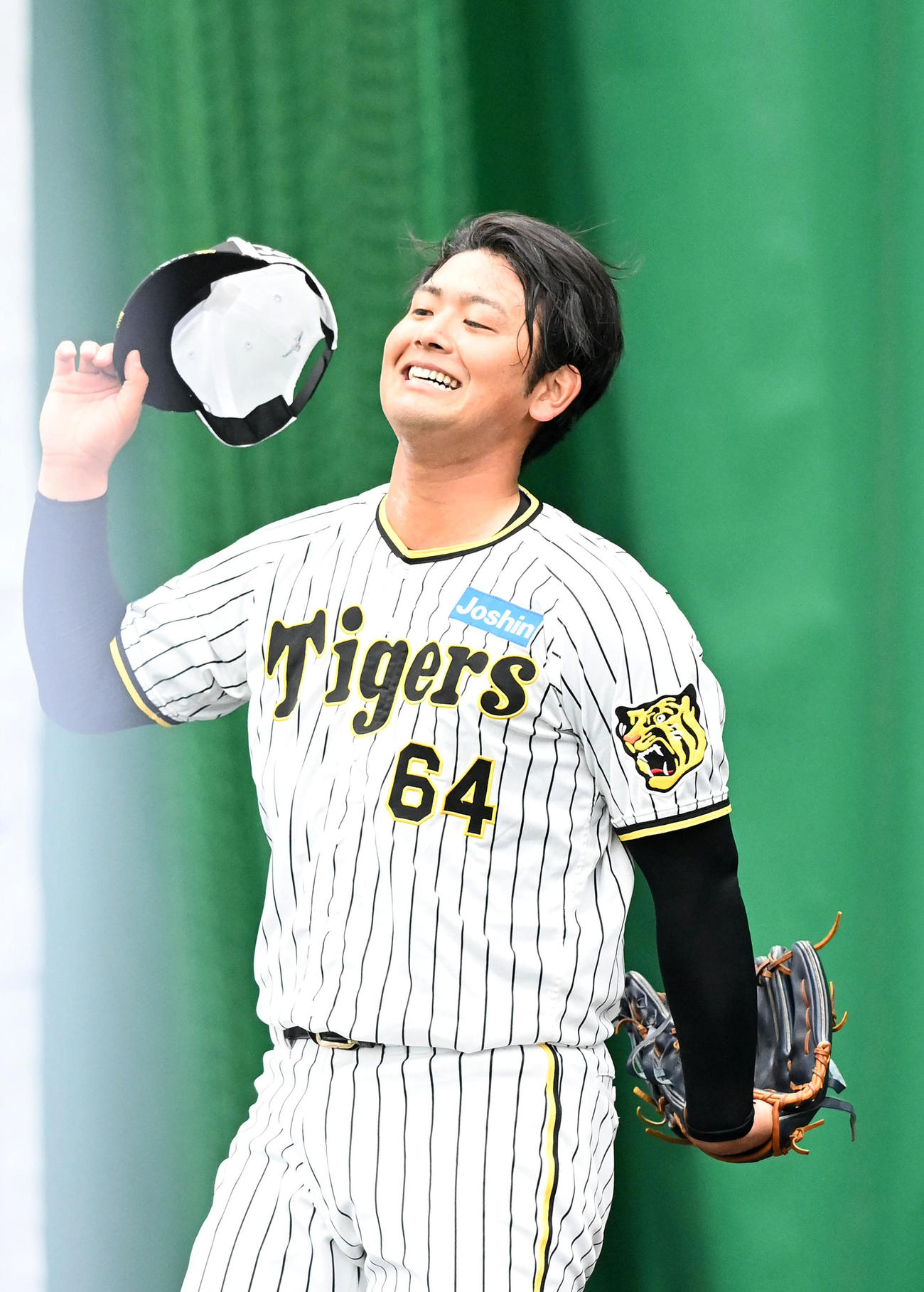 ブルペンで笑顔を見せる阪神岡留（撮影・前岡正明）
