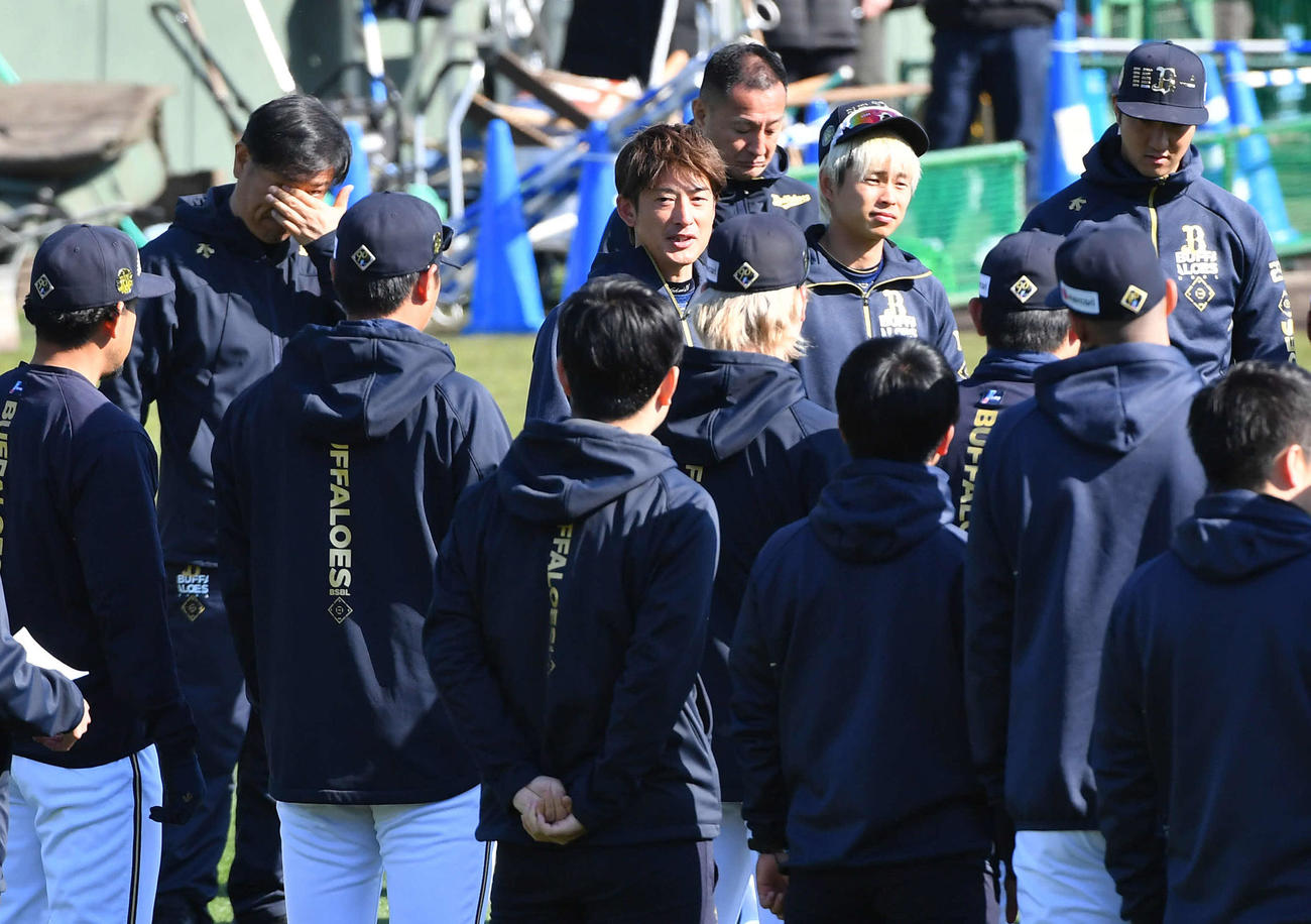 朝の円陣でオリックスナインにあいさつする能見臨時コーチ（中央）（撮影・岩下翔太）