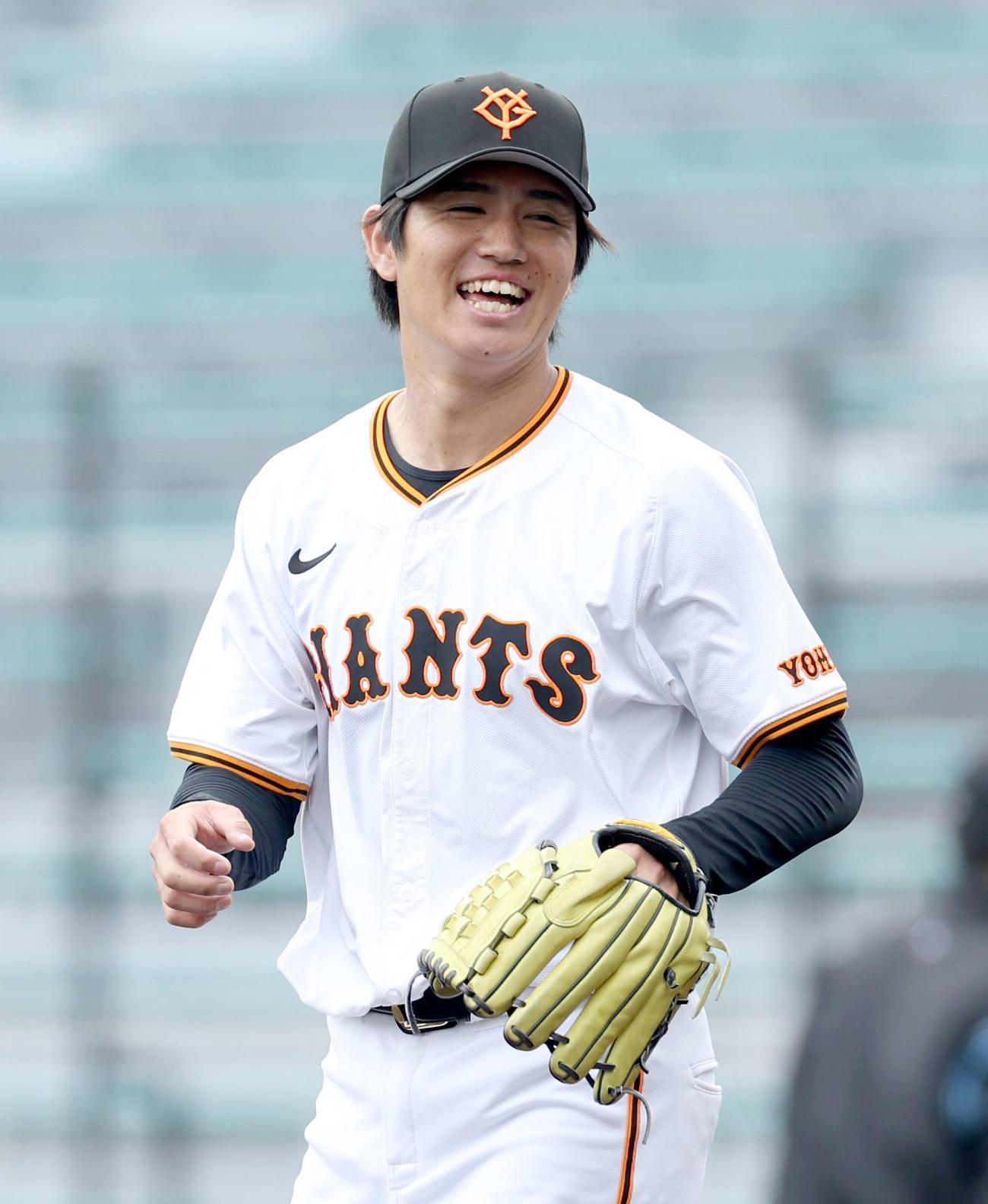 巨人対日本ハム　3回表、笑顔を見せる巨人高橋礼（撮影・佐藤翔太）