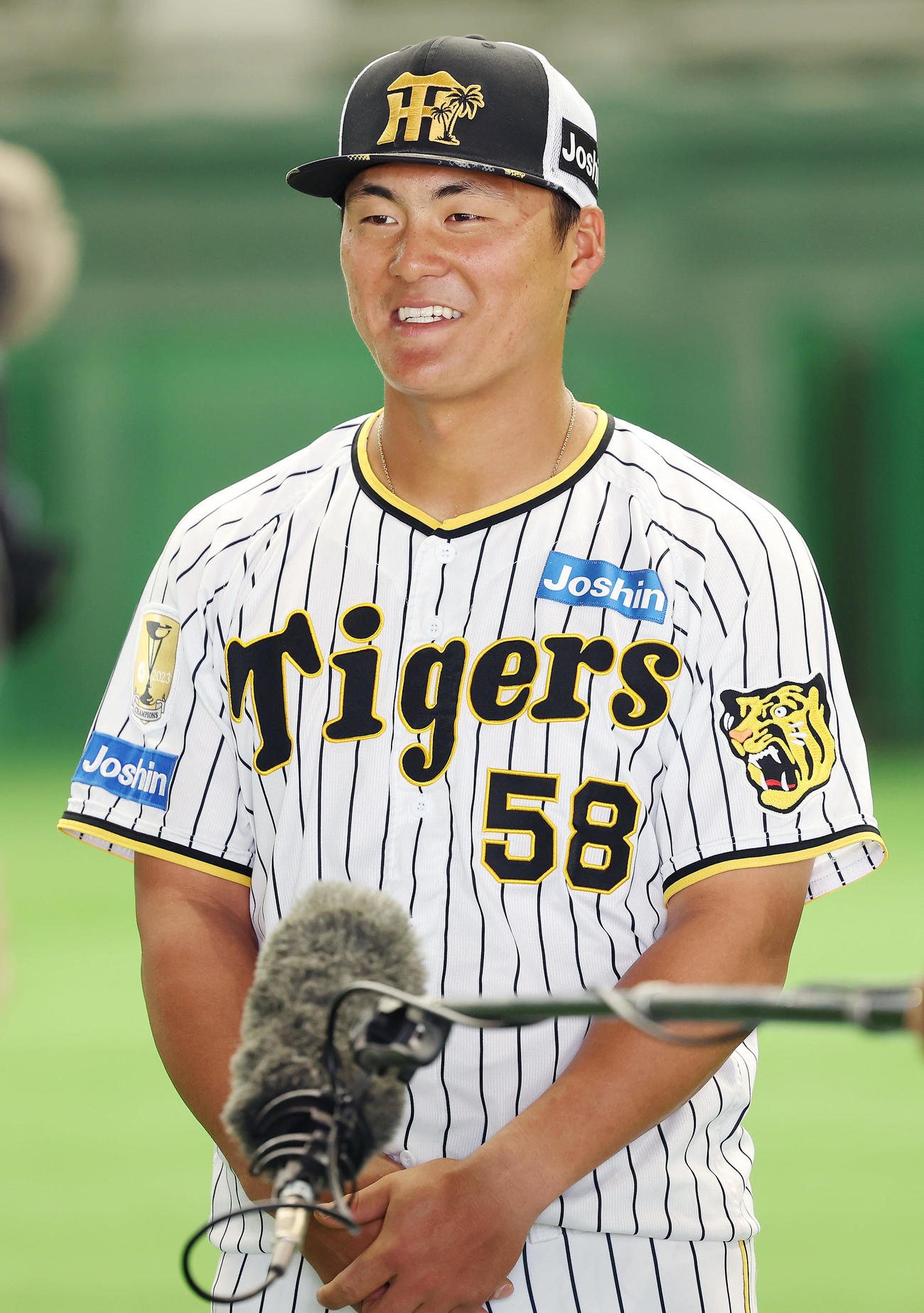 春季キャンプを打ち上げ、インタビューで笑顔を見せる阪神前川（撮影・前田充）