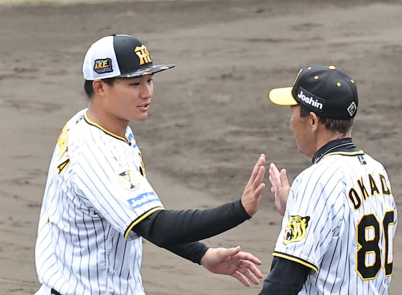阪神岡田監督（右）とハイタッチをして春季キャンプを終える森下（撮影・上田博志）