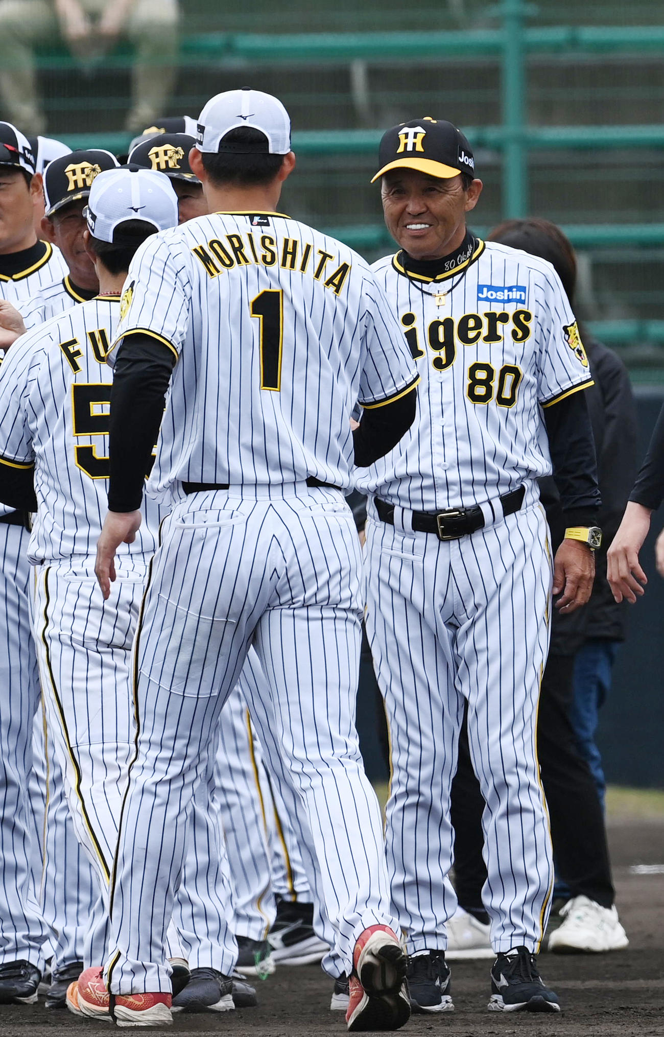 宜野座春季キャンプを打ち上げ森下（左）と笑顔でタッチする阪神岡田監督（撮影・前岡正明）