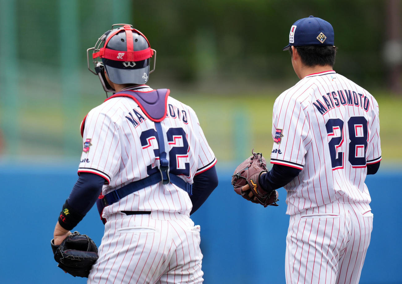 ヤクルト対起亜　3回表から登板したヤクルト松本健。左は松本直（撮影・横山健太）