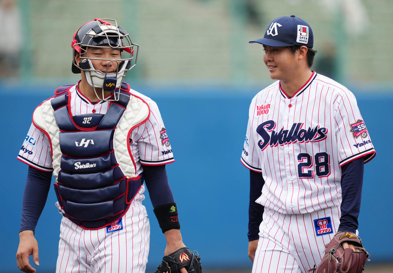 ヤクルト対起亜　4回表を無失点に抑えベンチへ引き揚げるヤクルト松本健。左は松本直（撮影・横山健太）