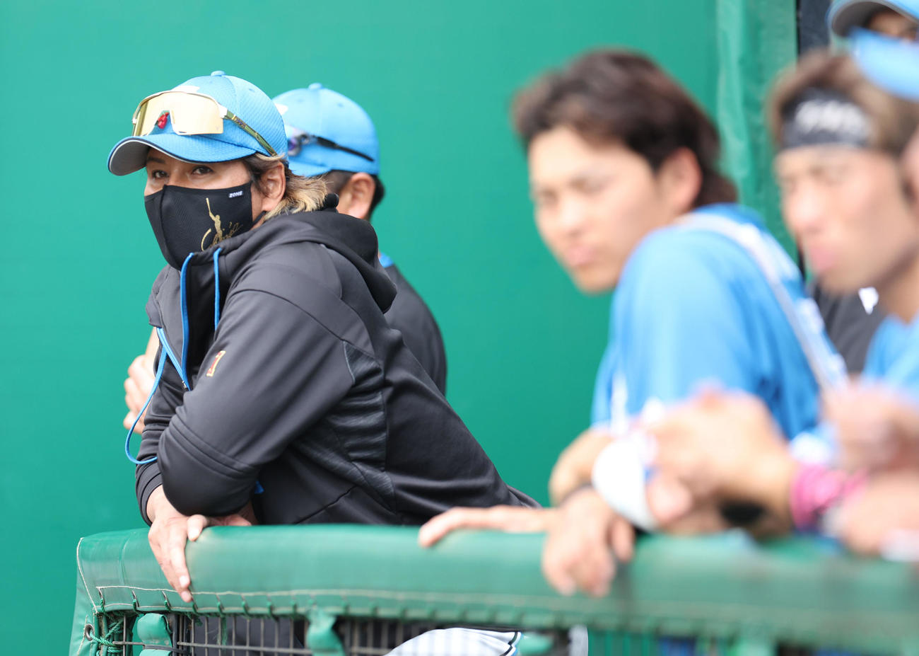 巨人対日本ハム　ベンチからグラウンドを見つめる日本ハム新庄監督（撮影・佐藤翔太）