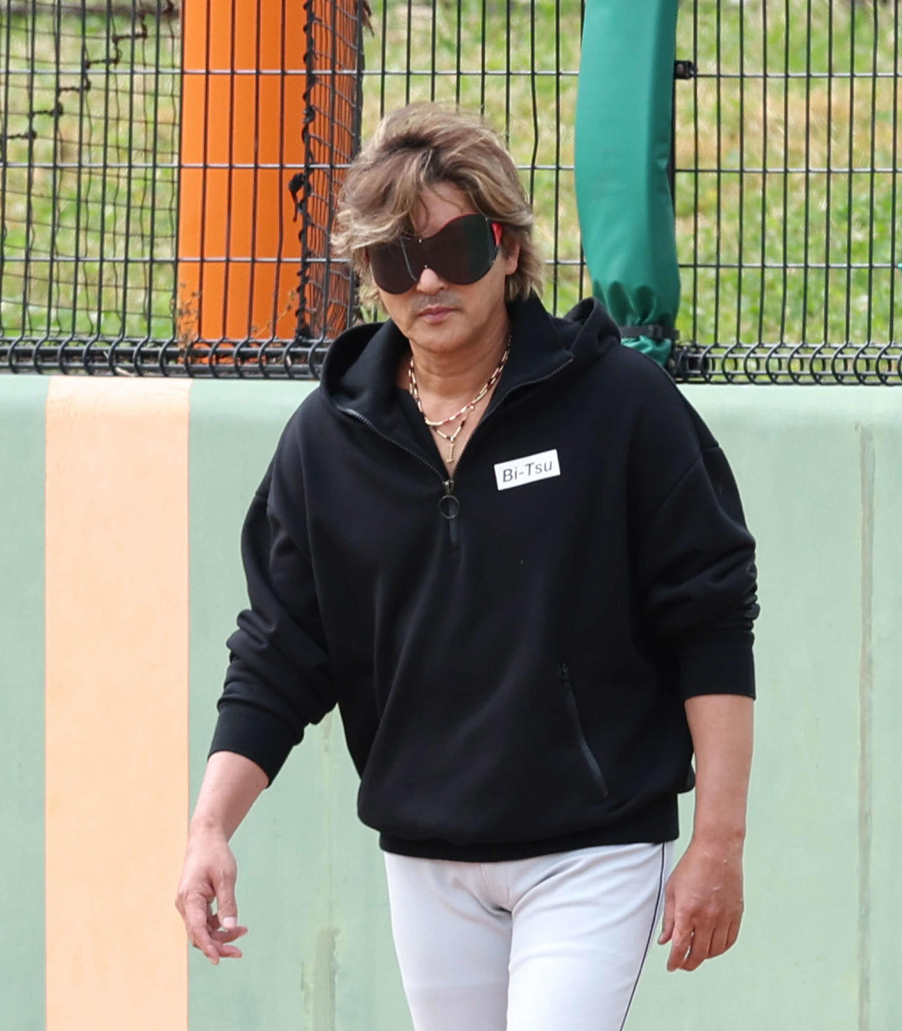巨人対日本ハム　試合前、練習を見守る日本ハム新庄監督（撮影・河田真司）
