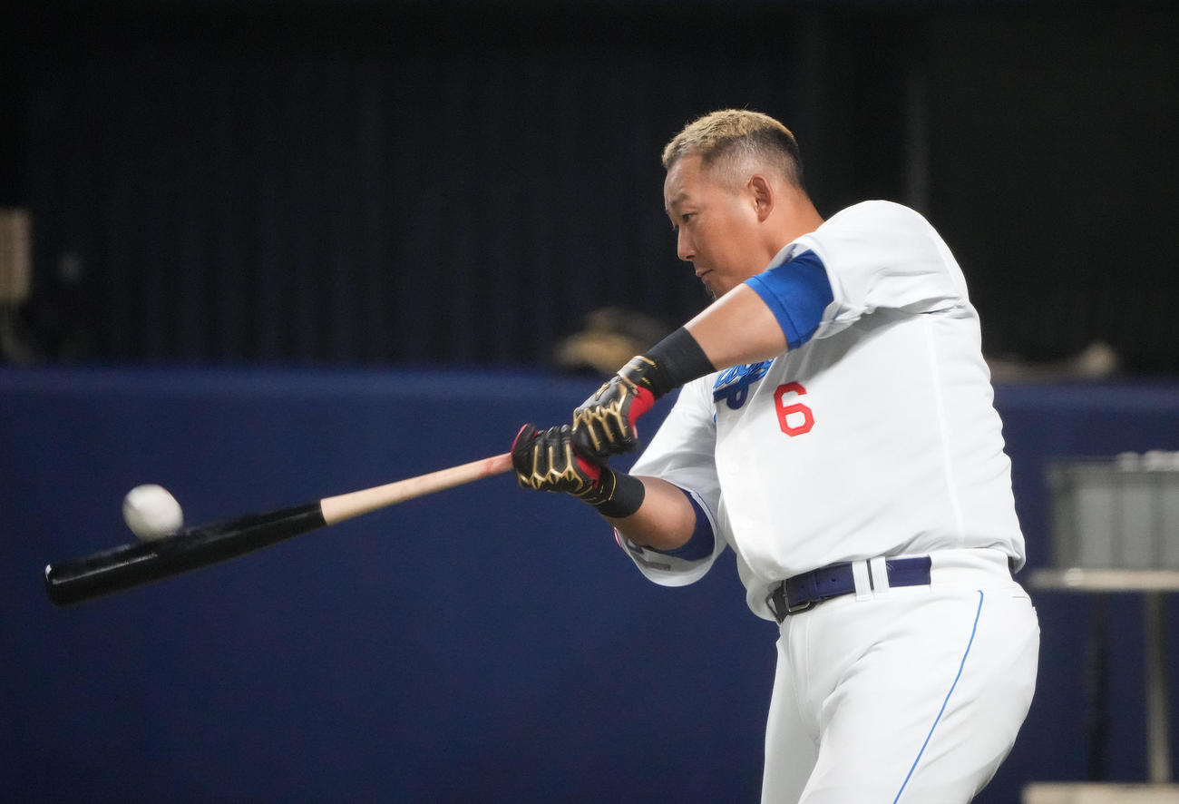 ロングティー打撃練習をする中田（撮影・森本幸一）