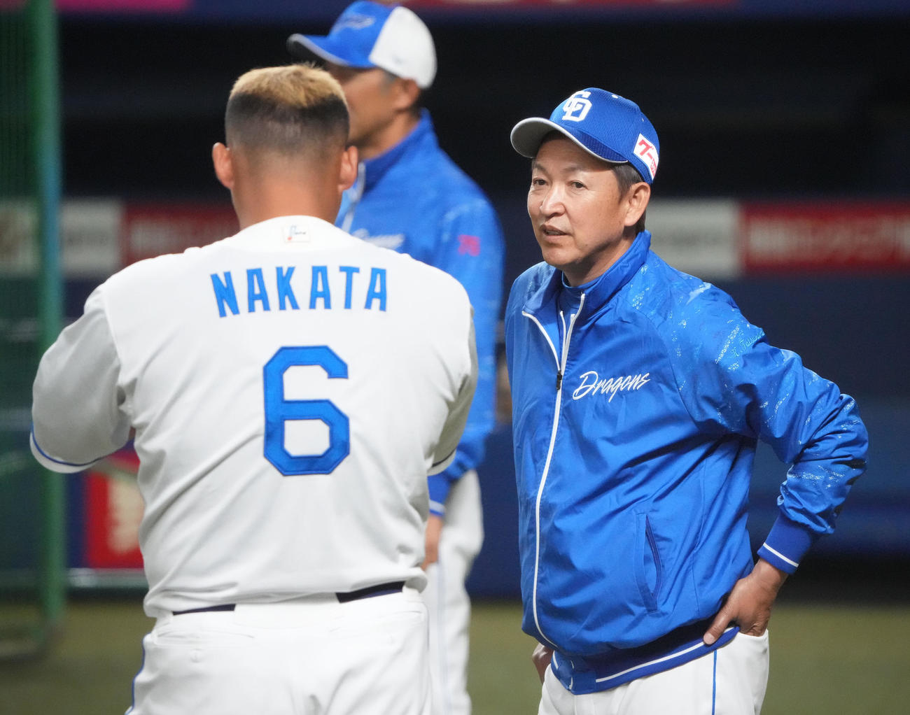 中田と言葉を交わす立浪監督（右）（撮影・森本幸一）